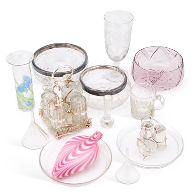 Lot 102 - A COLLECTION OF MISCELLANEOUS GLASS