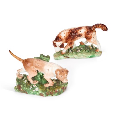 Lot 135 - A PAIR OF DERBY HUNTING HOUNDS, C.1820