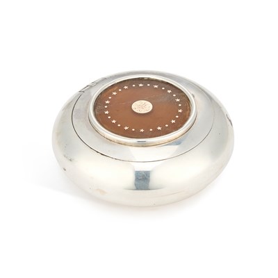 Lot 414 - AN EDWARDIAN SILVER SQUEEZE SNUFF BOX
