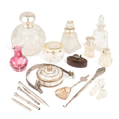 Lot 215 - A MIXED GROUP OF SILVER, SILVER-PLATE AND GLASSWARE ITEMS