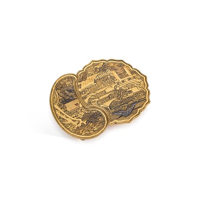 Lot 596 - A JAPANESE GOLD-LACQUERED METAL BUCKLE, MEIJI PERIOD