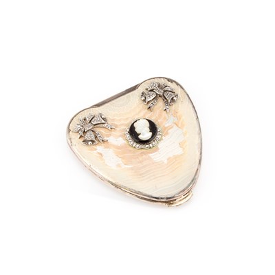 Lot 190 - A KIGU 'CHERIE' HEART-SHAPED POWDER COMPACT