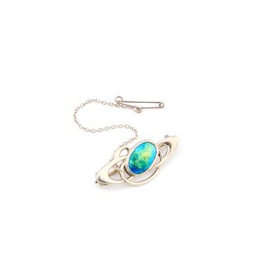 Lot 403 - AN ART NOUVEAU SILVER AND ENAMEL BROOCH