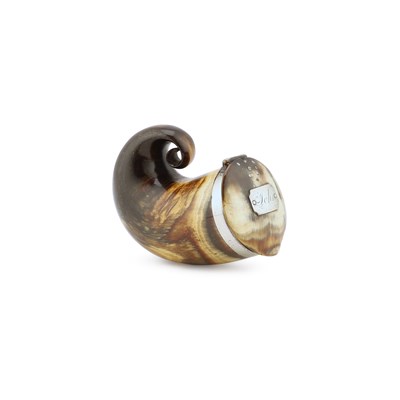 Lot 399 - A GEORGIAN SCOTTISH SILVER-MOUNTED RAMS HORN SNUFF MULL