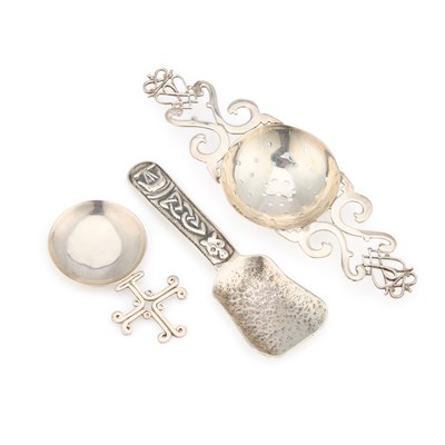 Lot 401 - A SCOTTISH SILVER CADDY SPOON