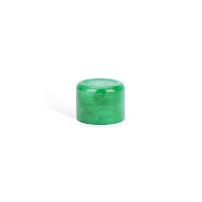 Lot 752 - A CHINESE GREEN JADE ARCHER’S RING