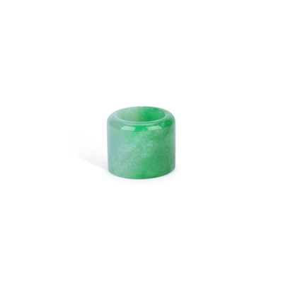 Lot 743 - A CHINESE GREEN JADE ARCHER’S RING
