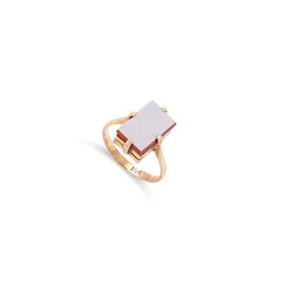 Lot 843 - A SARDONYX RING