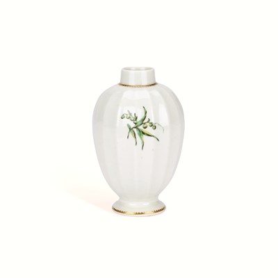 Lot 199 - A WORCESTER PORCELAIN TEA CADDY