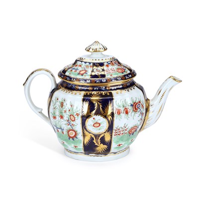 Lot 219 - A CHAMBERLAINS WORCESTER TEAPOT AND COVER