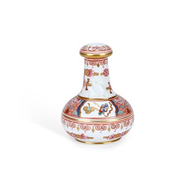 Lot 123 - A SPODE LIZARD BOTTLE AND STOPPER