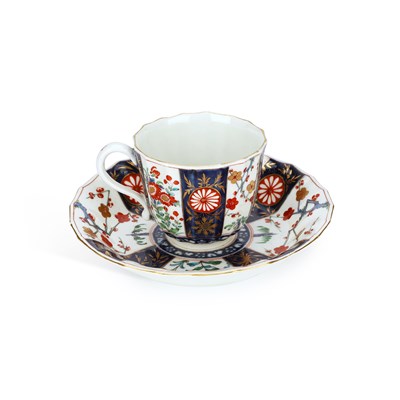 Lot 191 - A WORCESTER PORCELAIN TEA BOWL AND SAUCER
