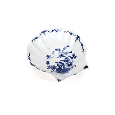 Lot 138 - A WORCESTER PORCELAIN SCALLOP SHELL DISH