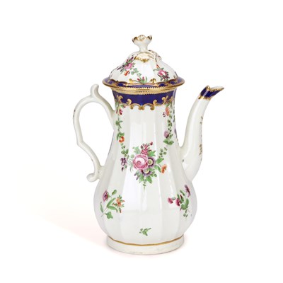 Lot 205 - A WORCESTER PORCELAIN COFFEE POT AND COVER