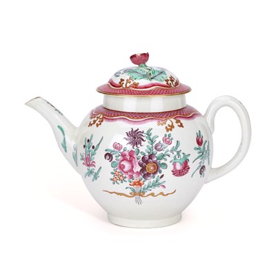 Lot 265 - A WORCESTER PORCELAIN TEAPOT AND COVER