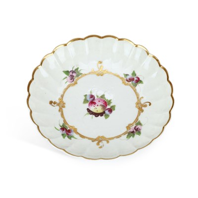 Lot 171 - A WORCESTER PORCELAIN SAUCER