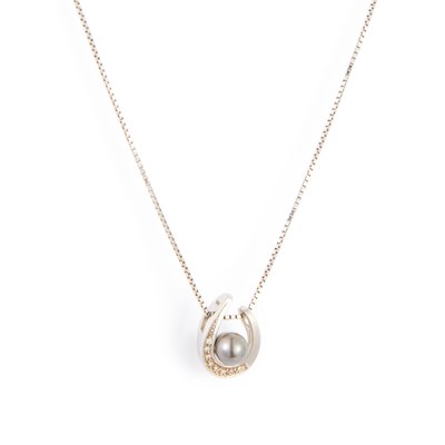 Lot 881 - A DIAMOND AND BLACK PEARL PENDANT ON CHAIN