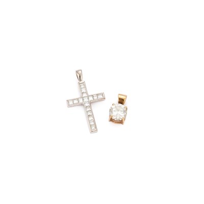Lot 849 - AN 18CT WHITE GOLD AND DIAMOND CROSS PENDANT