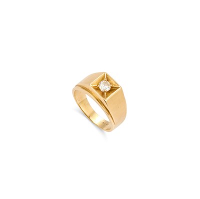 Lot 858 - A GENTS DIAMOND SINGLE STONE RING