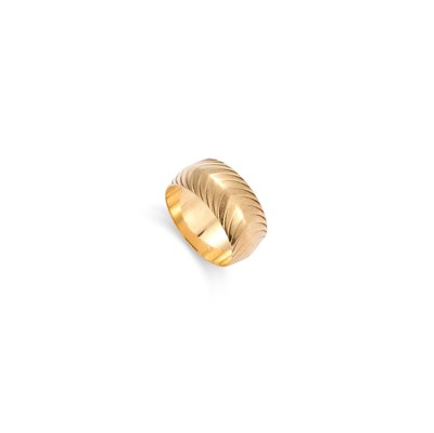 Lot 853 - A 9CT YELLOW GOLD RING