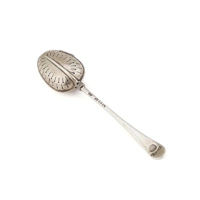 Lot 417 - A VICTORIAN SILVER TEA INFUSER
