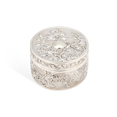 Lot 350 - A CHINESE EXPORT SILVER BOX AND COVER