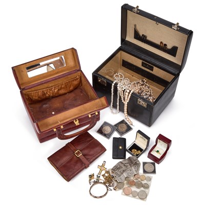 Lot 894 - A COLLECTION OF COSTUME JEWELLERY