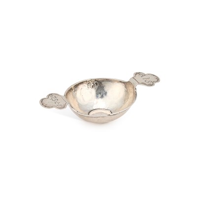 Lot 446 - AN 18TH CENTURY TWIN HANDLED QUAICH