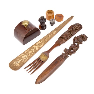 Lot 1087 - A COLLECTION OF TREEN