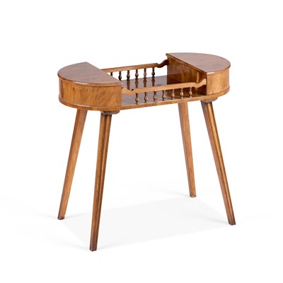 Lot 1046 - A GEORGIAN STYLE YEW WOOD OCCASIONAL TABLE
