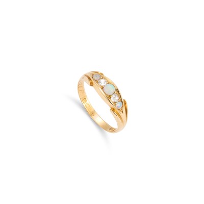 Lot 874 - AN EDWARDIAN 18CT YELLOW GOLD DIAMOND AND OPAL FIVE STONE RING