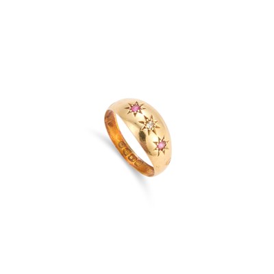 Lot 902 - A VICTORIAN 18CT YELLOW GOLD DIAMOND AND RUBY THREE STONE RING