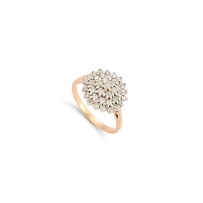 Lot 910 - A 9CT YELLOW GOLD AND DIAMOND CIRCULAR CLUSTER RING