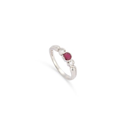 Lot 889 - A PLATINUM DIAMOND AND RUBY THREE STONE RING
