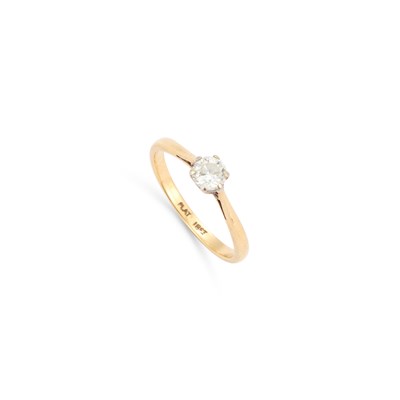 Lot 905 - A DIAMOND SOLITAIRE RING
