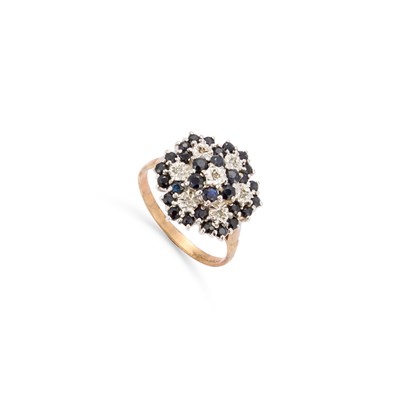 Lot 861 - A 9CT YELLOW GOLD SAPPHIRE AND DIAMOND FLOWER HEAD CLUSTER RING