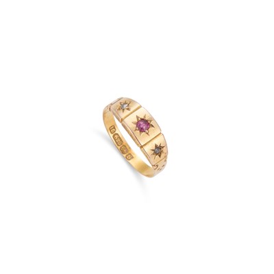 Lot 896 - A VICTORIAN 15CT YELLOW GOLD RUBY AND DIAMOND THREE STONE RING