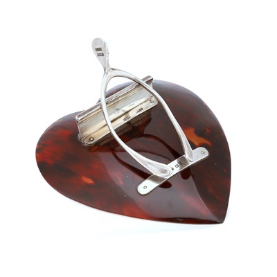 Lot 515 - AN EDWARDIAN SILVER AND TORTOISESHELL PAPER CLIP
