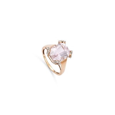 Lot 870 - A 9CT YELLOW GOLD KUNZITE AND DIAMOND DRESS RING