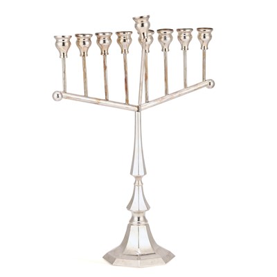 Lot 484 - JUDAICA: A 20TH CENTURY SILVER MENORAH