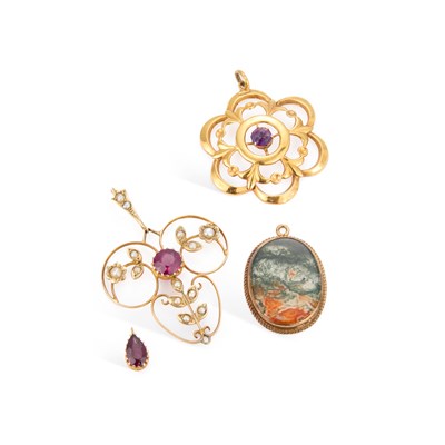 Lot 919 - THREE GEM-SET PENDANTS
