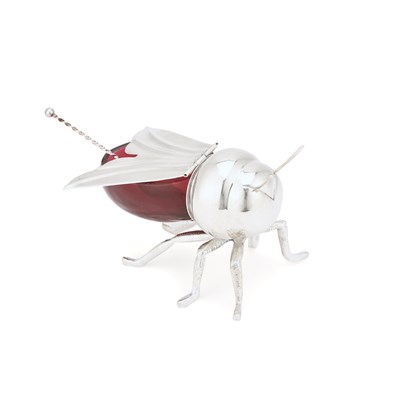 Lot 320 - AN EARLY 20TH CENTURY SILVER-PLATE MOUNTED RED GLASS NOVELTY BEE HONEY POT