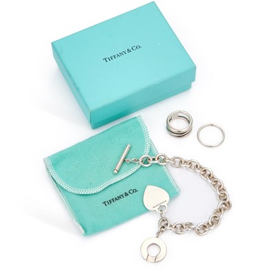 Lot 892 - A GROUP OF TIFFANY & CO SILVER JEWELLERY