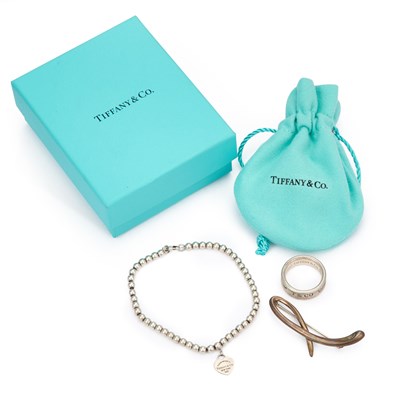 Lot 857 - A COLLECTION OF TIFFANY & CO SILVER JEWELLERY