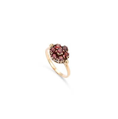 Lot 885 - A GARNET FLOWERHEAD CLUSTER RING