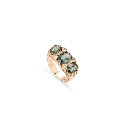 Lot 626 - A 9CT YELLOW GOLD GREEN GARNET THREE STONE RING