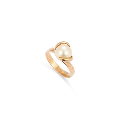 Lot 931 - A CULTURED PEARL DRESS RING