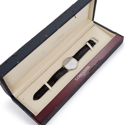 Lot 823 - A GENTS STEEL LONGINES QUARTZ STRAP WATCH