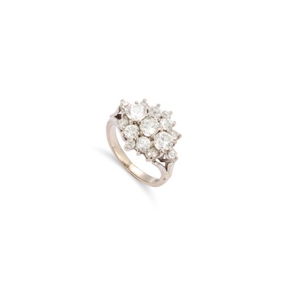 Lot 621 - A DIAMOND NAVETTE-SHAPED RING