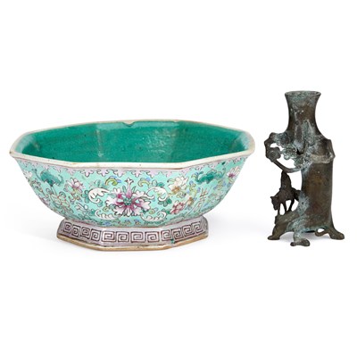 Lot 476 - A 19TH CENTURY CHINESE FAMILLE ROSE BOWL